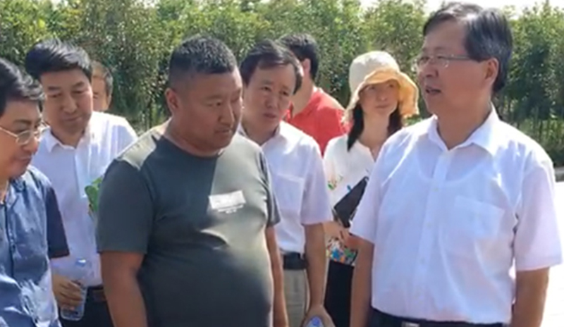 農(nóng)業(yè)部及負責領導一起參觀了愛麗潔農(nóng)村廁所改造產(chǎn)品，并得到了認可